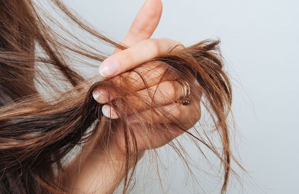 خشونة الشعر بعد الصبغة طبيب يوضح الأسباب والعلاج