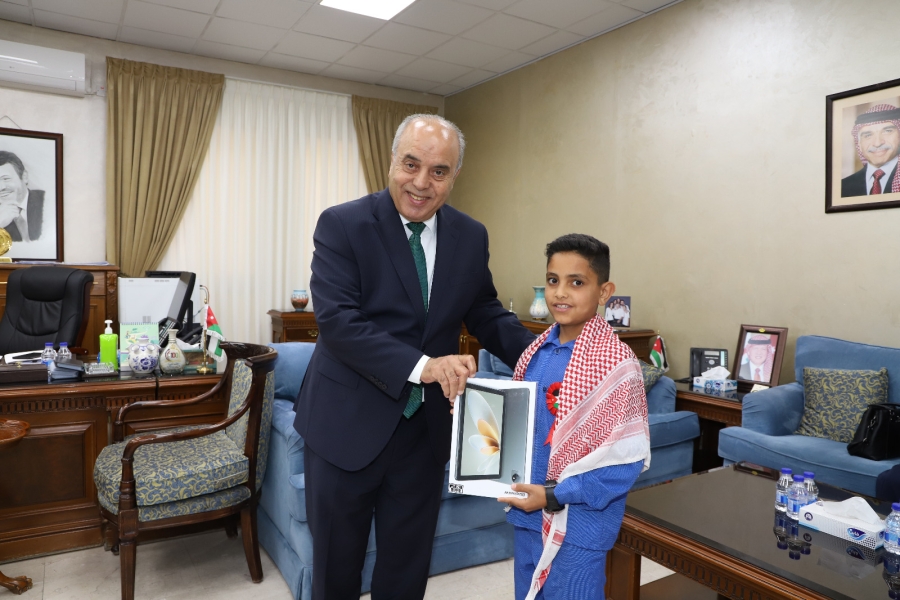 محافظة يكرّم طالبًا لوقوفه احترامًا للسلام الملكي خارج أسوار المدرسة