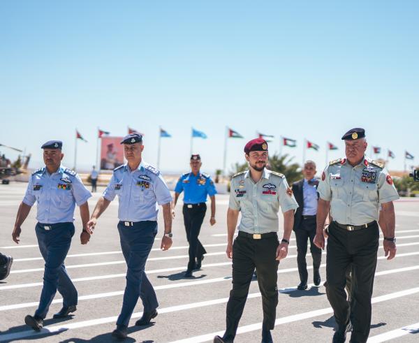 بالصور... ولي العهد يرعى حفل تخريج دورة مرشحي الطيران