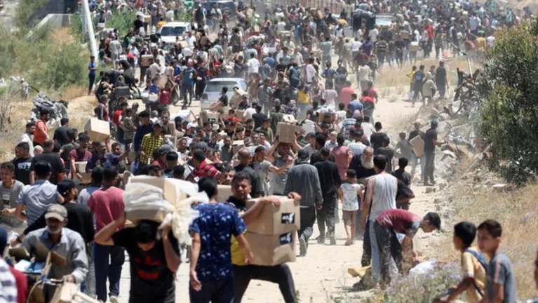 إصابة فلسطينيين برصاص الاحتلال خلال انتظارهم المساعدات جنوب غزة