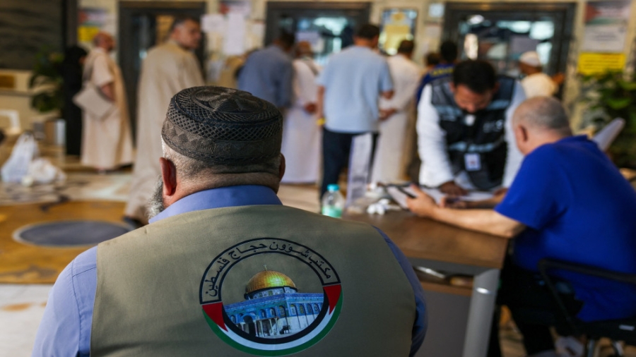 فلسطينيون من غزة يستعدون لأداء الحج وقلوبهم في القطاع المحاصر