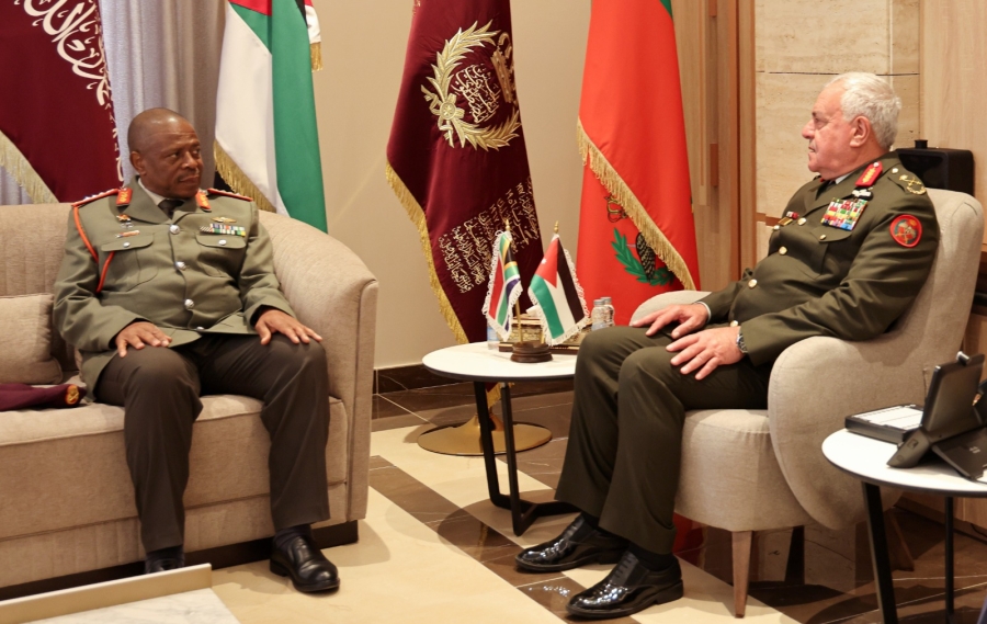 اللواء الركن الحنيطي يستقبل رئيس أركان الدفاع الوطني لجمهورية جنوب إفريقيا
