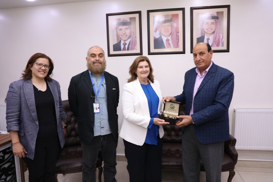 بحث التعاون بين البحوث الزراعية والسفارة الأسترالية