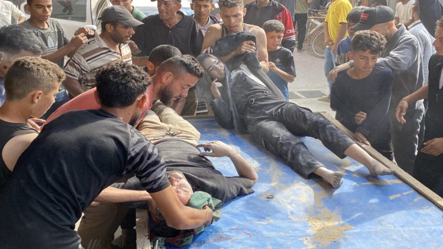 استشهاد 10 فلسطينيين على الأقل بقصف خيمة نازحين غربي خان يونس