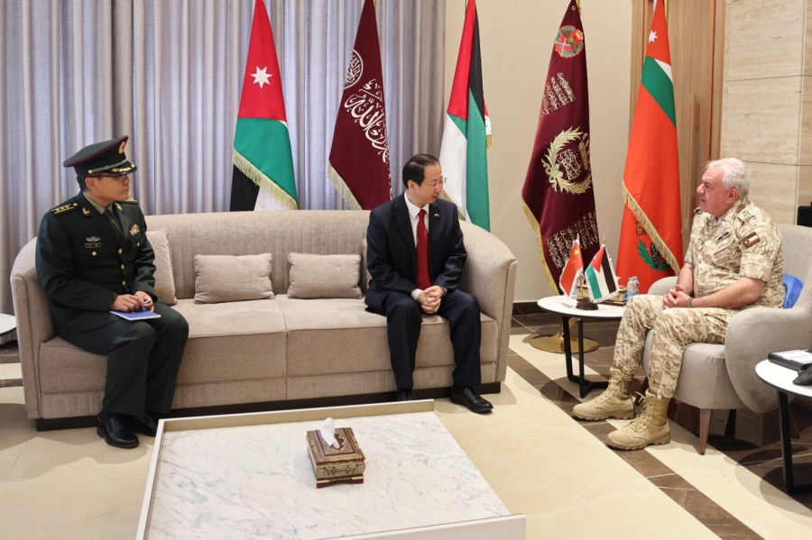 رئيس هيئة الأركان يستقبل السفير الصيني في عمّان