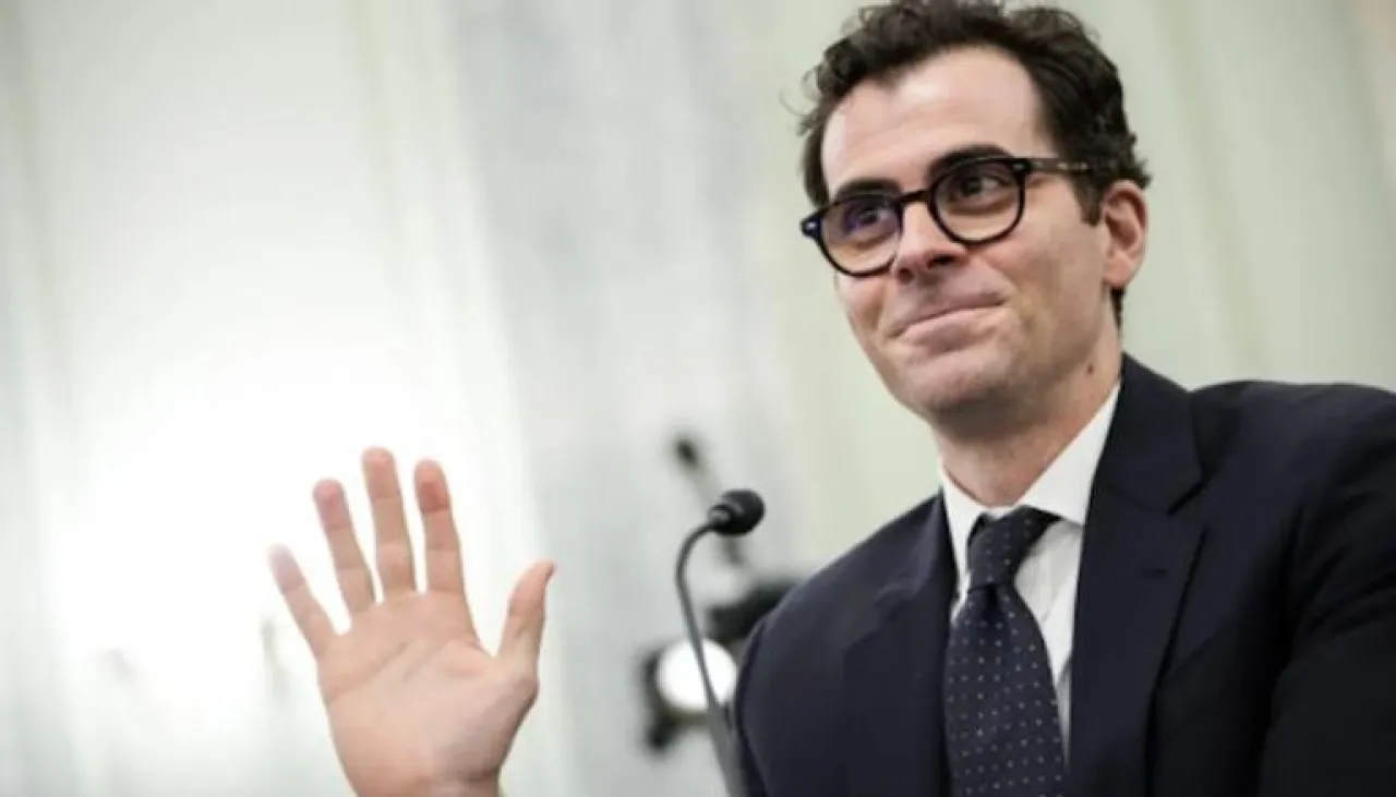 من غسل الصحون إلى قيادة إنستغرام.. حكاية آدم موسيري الملهمة