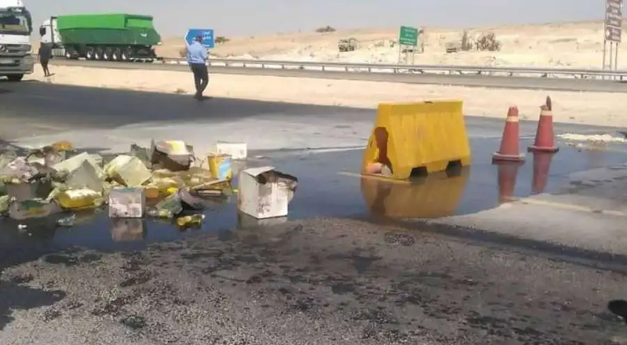 إرباك مروري في منطقة أبو علندا  إثر تسرب للزيوت من إحدى المركبات المحملة بها