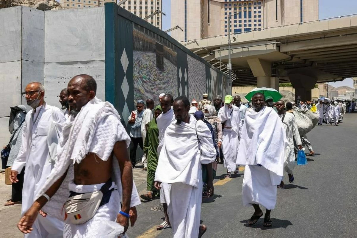 أكثر من مليون ونصف مسلم يبدأون مناسك الحج وسط حرارة عالية وإجراءات مشددة