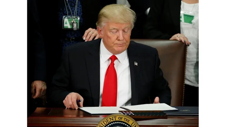 ترامب يمنع مواطني 12 دولة من السفر للولايات المتحدة