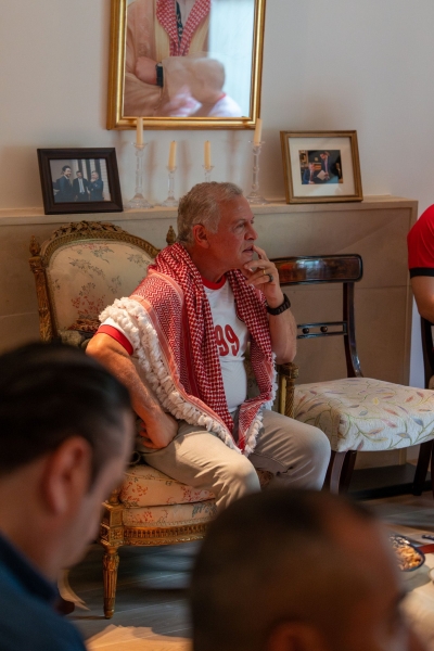 الملك يتابع مباراة المنتخب الوطني مع المنتخب العماني من مقر السفارة الأردنية بلندن