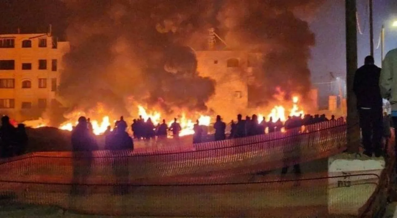 عشرات الجرحى وحرائق واسعة بهجوم مستوطنين على قرية دير دبوان في الضفة الغربية