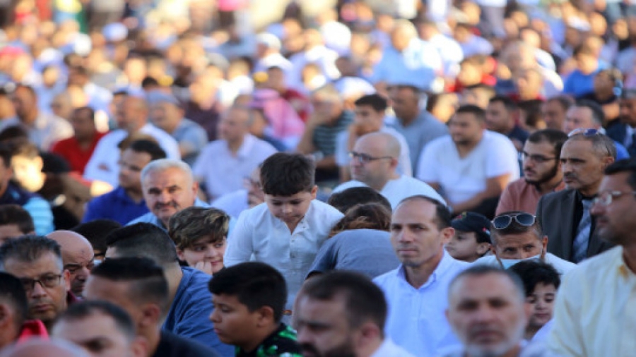 الأردنيون يؤدون صلاة عيد الأضحى في جميع المحافظات