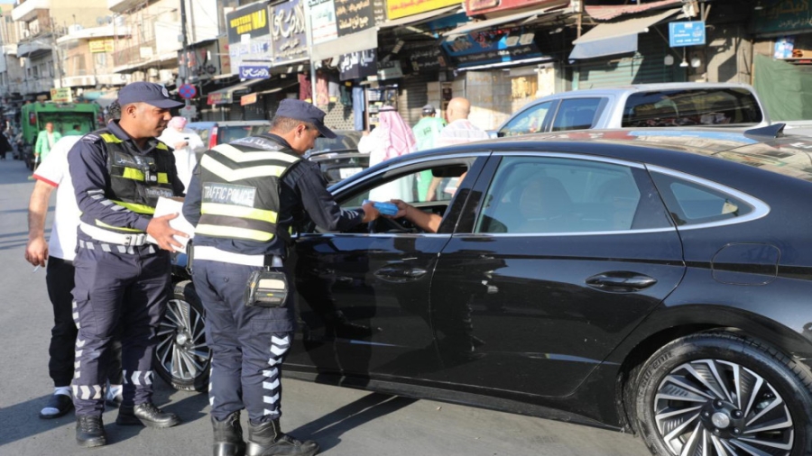 بالصور .. الأمن يوزع الحلوى على المواطنين بمناسبة عيد الأضحى