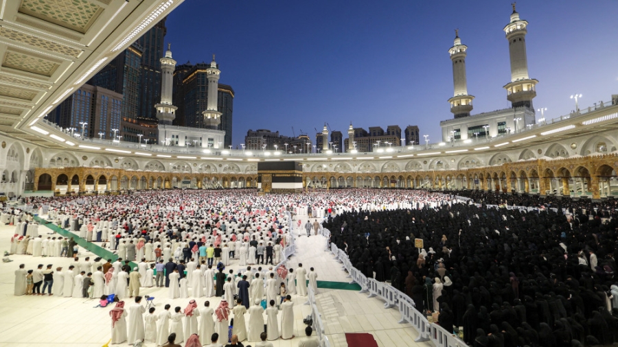 الحجاج يبدأون رمي جمرة العقبة الكبرى في مشعر منى