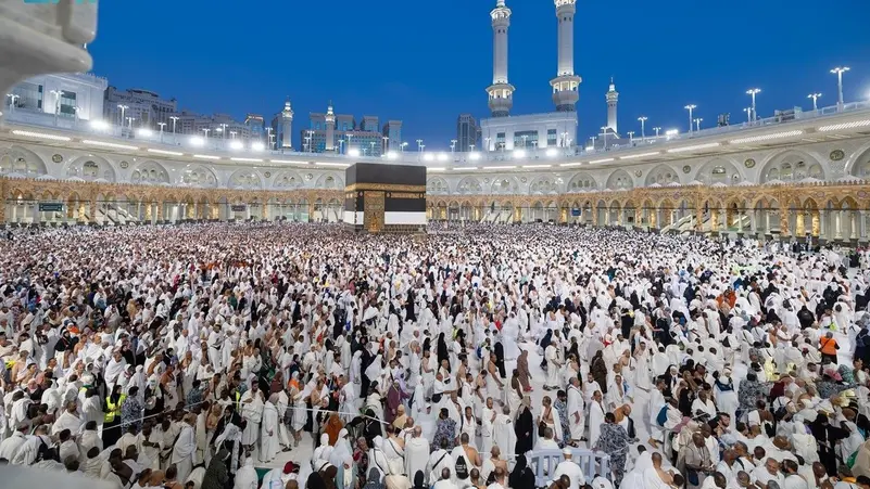 حجاج بيت الله الحرام يؤدون طواف الإفاضة