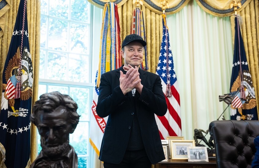 ماسك يؤيد فكرة عزل ترامب