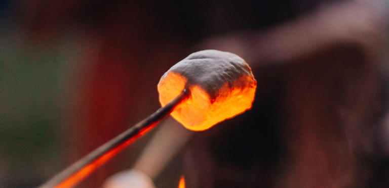 شوي المارشميلو .. طريقة سهلة لتحويله إلى حلوى بنكهة مشوية