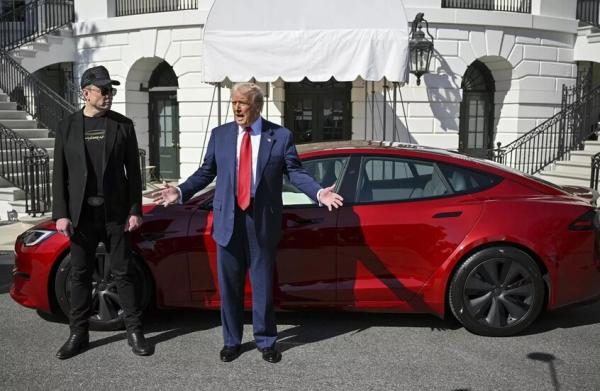 أردني يعرض شراء سيارة ترامب التسلا
