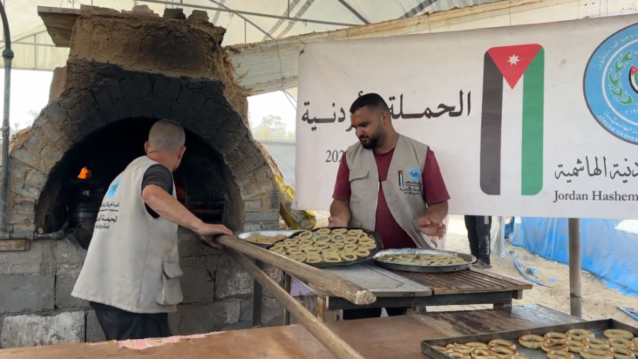 الحملة الأردنية والهيئة الخيرية توزّعان كعك العيد جنوب خان يونس