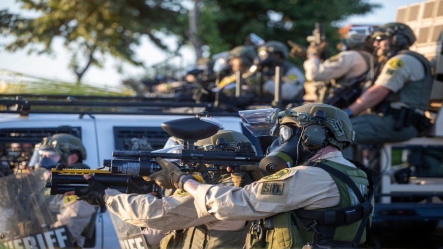 ترامب يأمر بنشر الحرس الوطني في لوس أنجلوس لمواجهة الاحتجاجات