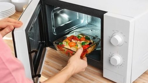 تتحول لسموم.. احذر من وضع هذه الأطعمة في الميكروويف