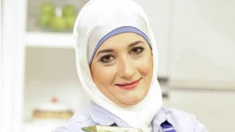 الشيف منال العالم تثير جدلاً واسعاً بعد ظهورها بدون حجاب على مواقع التواصل الاجتماعي