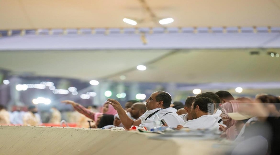 الحجاج يواصلون رمي الجمرات قبيل اختتام مناسك الحج