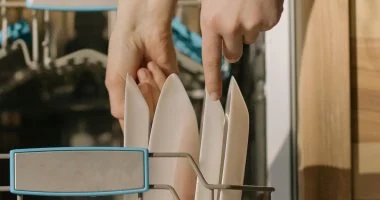 بعد أكل الفتة واللحمة.. 8 أخطاء نرتكبها عند غسل الأطباق