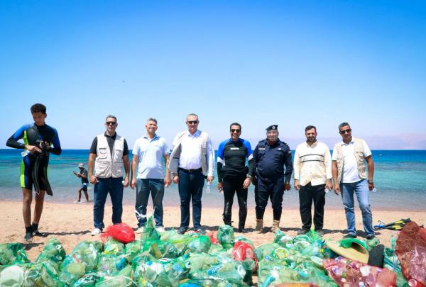 جمع نحو 100 كغم نفايات من جوف البحر في العقبة