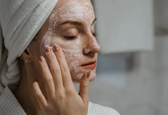 وصفات طبيعية لتفتيح البشرة والتخلص من علامات الإرهاق فى العيد.. خطواتها سهلة