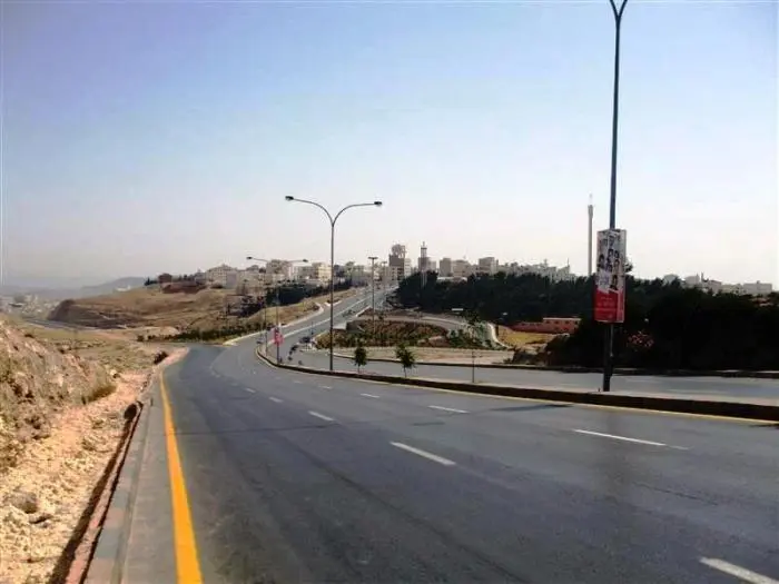 ازدحام خانق باتجاه أبو نصير بعد تدهور مركبة أسفل جسر شارع الأردن