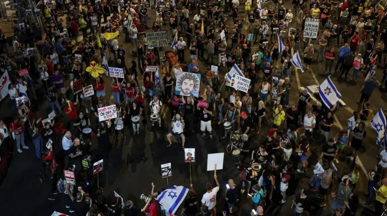 أوقفوا الحرب .. آلاف المتظاهرين في تل أبيب يطالبون بعودة الأسرى