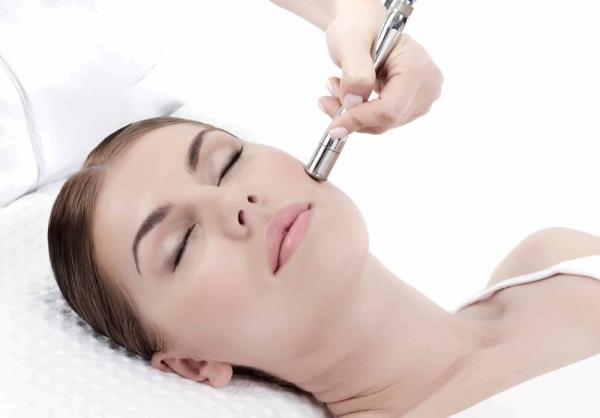 تنظيف البشرة بالألماس .. سر النجمات لبشرة فاخرة