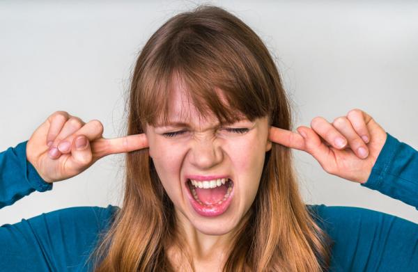 هل يزعجك صوت المضغ؟ .. قد يكون هذا إنذارا خطيرا لصحتك العقلية