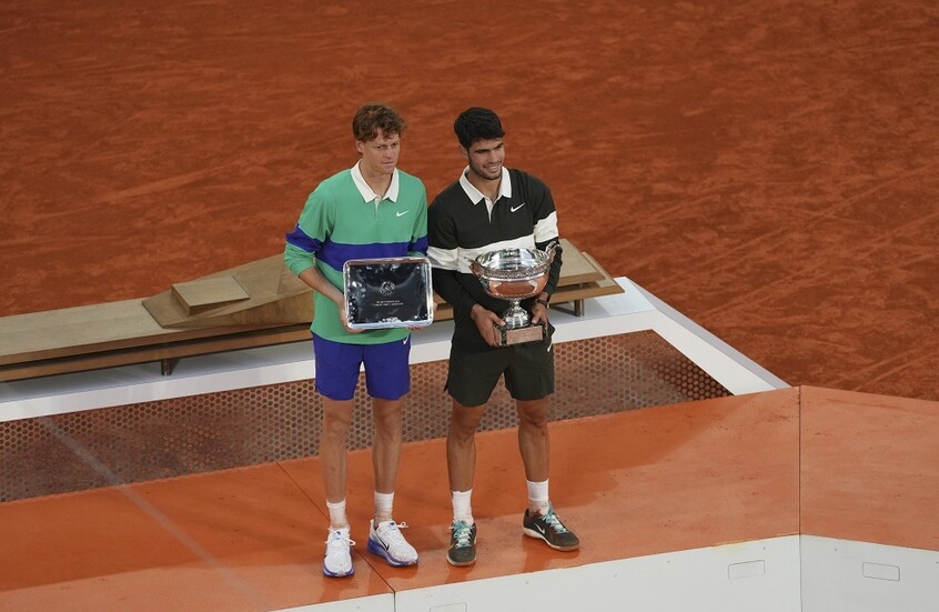 بعد مباراة ماراثونية قياسية.. النجم ألكاراز يرفع كأس رولان غاروس