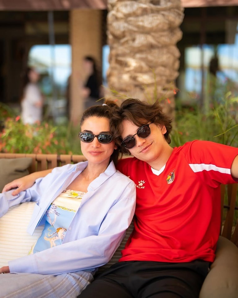 الملكة رانيا :تي شيرت المنتخب زي رسمي هاليومين