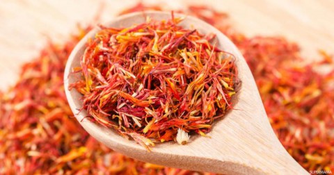 الزعفران والكركم: كنوز طبيعية تعيد الإشراقة إلى بشرتك