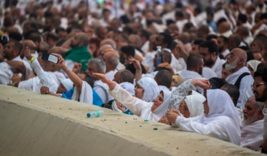 حجاج بيت الله الحرام يرمون الجمرات الثلاث في آخر أيام الحج وثالث أيام التشريق