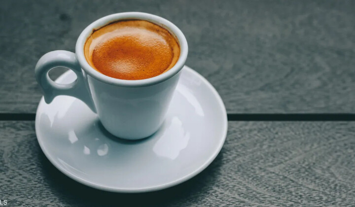 كوب القهوة اليومي قد يكون سرّ الشباب الدائم للنساء!