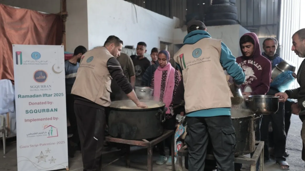 الخيرية الهاشمية توزع الوجبات الساخنة بغزة في ثالث أيام العيد