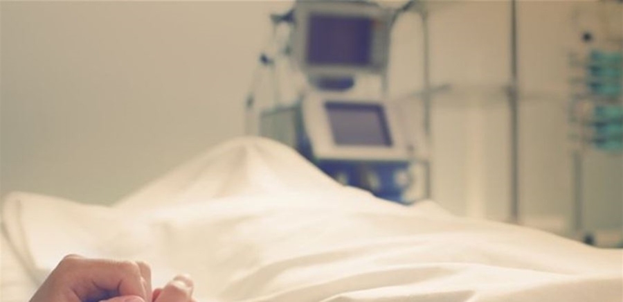 بعد قرار حبسها لمدة 3 سنوات.. تعرّض والدة فنانة شهيرة لأزمة صحية