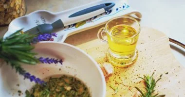 6 فوائد لزيت القرنفل للبشرة.. سلاح طبيعي لمقاومة العيوب والتقدم في السن