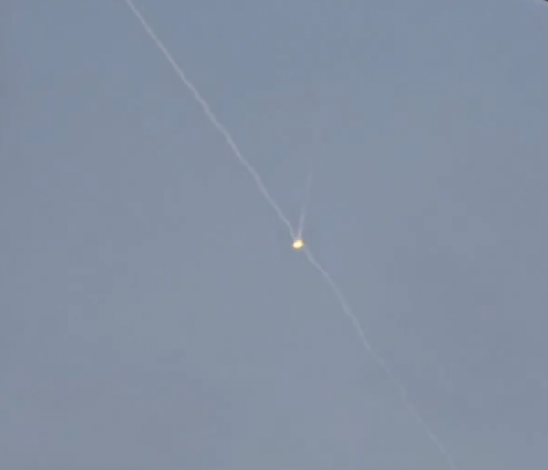 المستوطنون يهرعون إلى الملاجئ بعد إطلاق صاروخ يمني