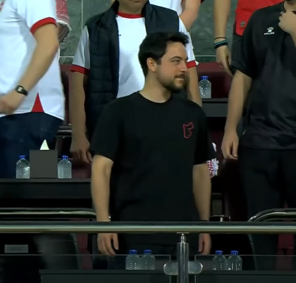 وصول ولي العهد ل ستاد عمان