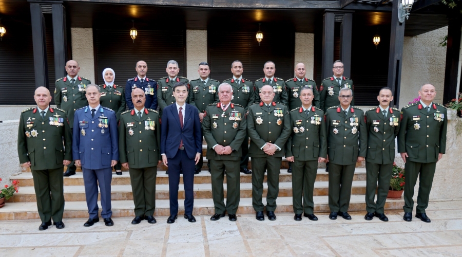 اللواء الحنيطي يتسلم وسام الشمس المشرقة من إمبراطور اليابان