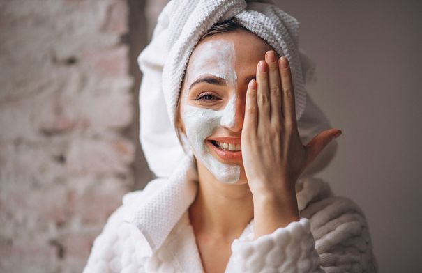 خبراء تجميل: ماسكات طبيعية فعالة لتنقية البشرة وتعزيز نضارتها