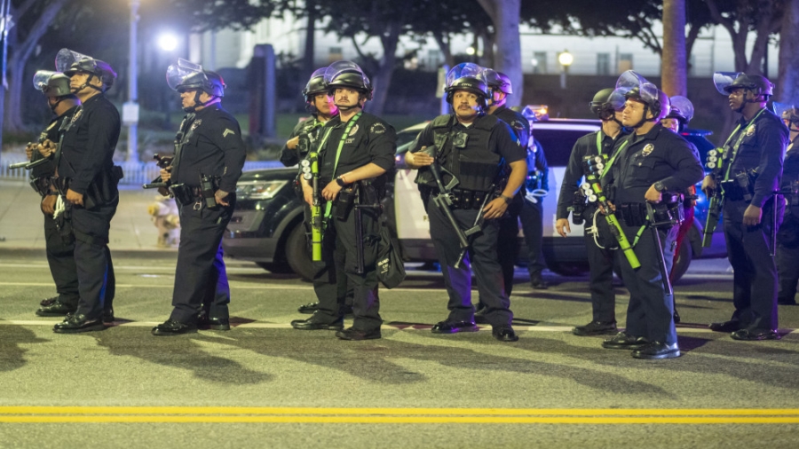 شرطة لوس أنجلوس تعلن عن عمليات توقيف مع تحدي المحتجين حظر التجول