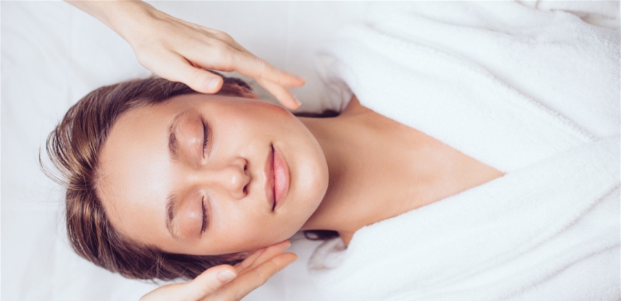 المساج لبشرة المرأة… سر الإشراقة الدائمة