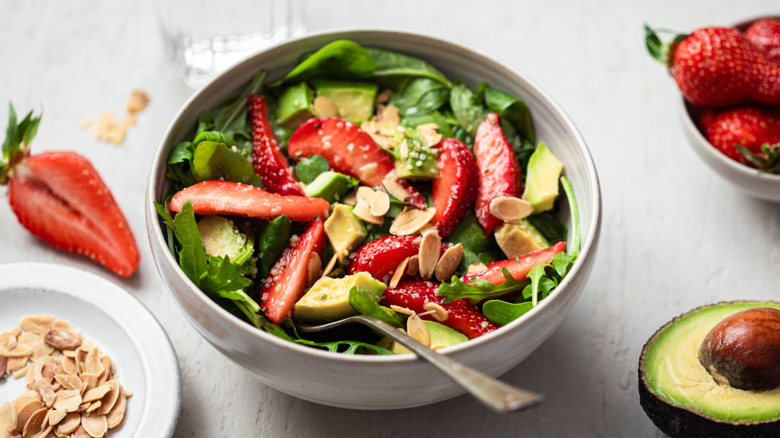 طريقة عمل سلطة الفراولة والسبانخ.. وصفة منعشة وخفيفة