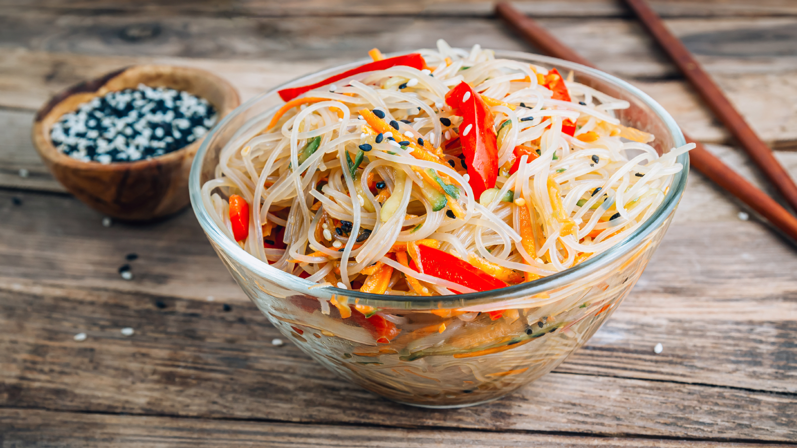 سلطة النودلز بصوص السمسم… وصفة صيفية باردة